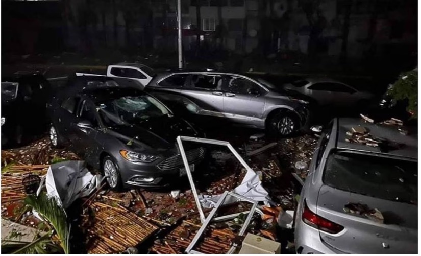 Un grupo de autos está estacionado en un estacionamiento después de un huracán.