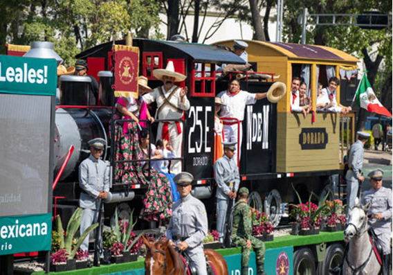 Un grupo de personas a caballo en un tren.