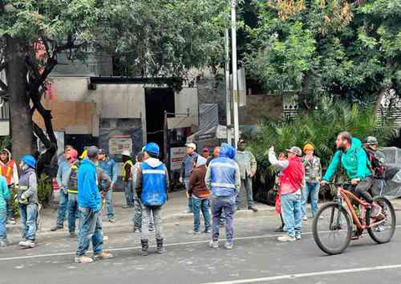 Un grupo de personas andando en bicicleta por una calle.