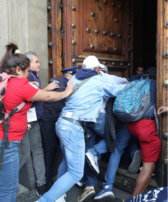 Un grupo de personas intentando entrar a una iglesia.