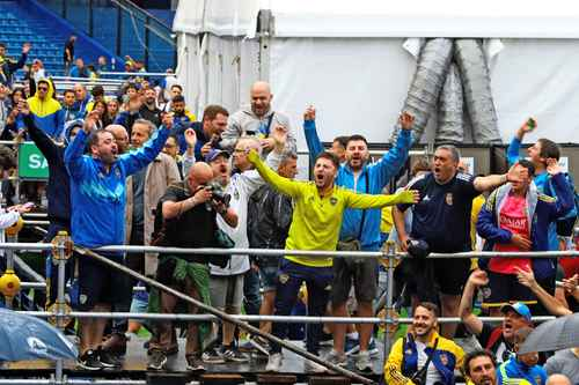 Un grupo de personas celebrando en un estadio.