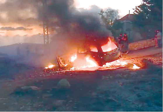 Un coche se incendia en mitad de la carretera.