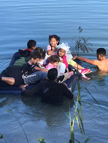 Un grupo de personas en una balsa en el agua.