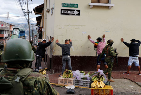 Un grupo de soldados está parado cerca de una pared con plátanos.