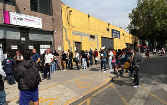 Un grupo de personas paradas en fila.