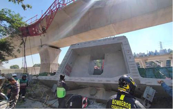 Los trabajadores de la construcción están trabajando en un puente en construcción.