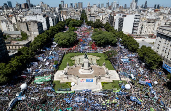 Una gran multitud se reúne en una plaza de argentina.