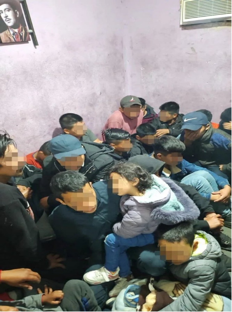 Un grupo de personas se reunió en una habitación.