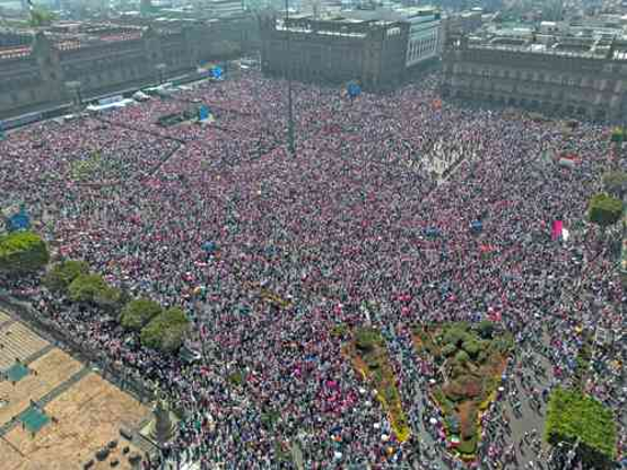 Una vista aérea de una gran multitud en una ciudad.