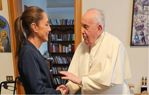 El Papa le da la mano a una mujer en una habitación.