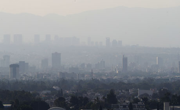 Una vista de la ciudad de México con las montañas al fondo.