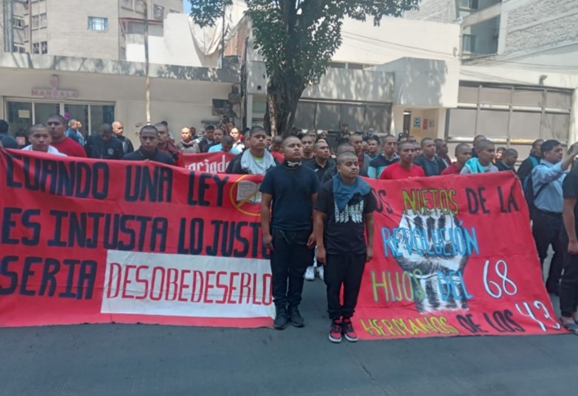 Un grupo de personas sosteniendo pancartas en la calle.