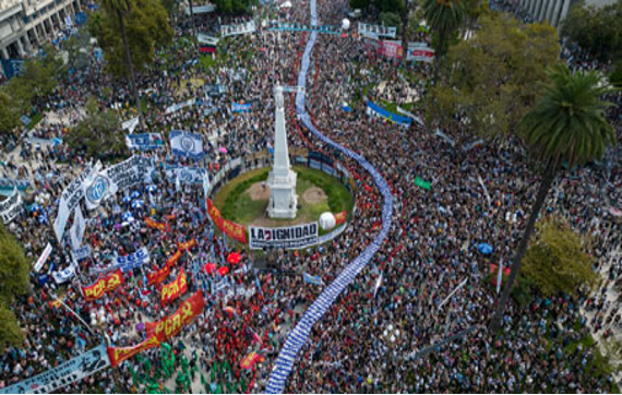 Una gran multitud se reunió alrededor de un monumento para una manifestación o un evento público.