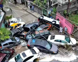 TORRENCIAL LLUVIA ARRASTRÓ AUTOS EN NL; 3 MUERTOS
LA JORNADA
