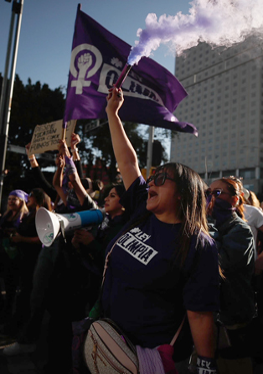 MILES MARCHAN EN EL DÍA INTERNACIONAL PARA ERRADICAR LA VIOLENCIA CONTRA LA MUJER
LA JORNADA
