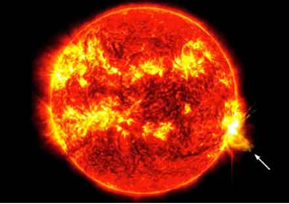 Una imagen del Sol que muestra una llamarada solar. El Sol aparece como una esfera ardiente y brillante con una flecha que apunta a un brillante estallido de energÃ­a en su lado derecho.
