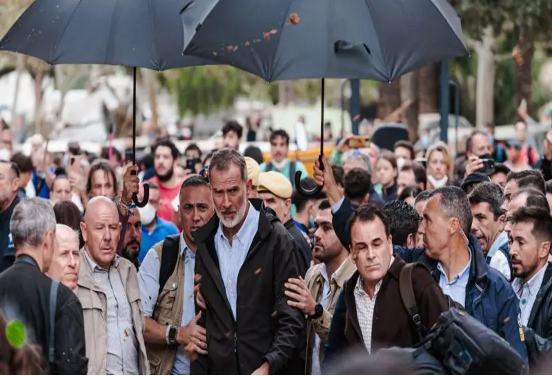 AFECTADOS POR LA DANA RECIBEN CON BOLAS
DE LODO A LOS REYES DE ESPAÃA LA JORNADA