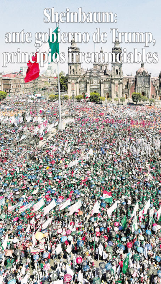 Una gran multitud con banderas se reúne en una plaza. El texto en la parte superior dice: "Sheinbaum: ante gobierno de Trump, principios irrenunciables".