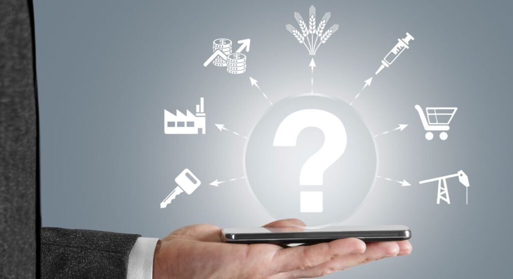 Una persona sostiene un telÃ©fono inteligente con un signo de interrogaciÃ³n y varios Ã­conos de la industria, incluidos la agricultura, las compras, el petrÃ³leo, la manufactura, el dinero, la medicina y el sector aduanero, todos emanando en una exhibiciÃ³n dinÃ¡mica de campos interconectados.