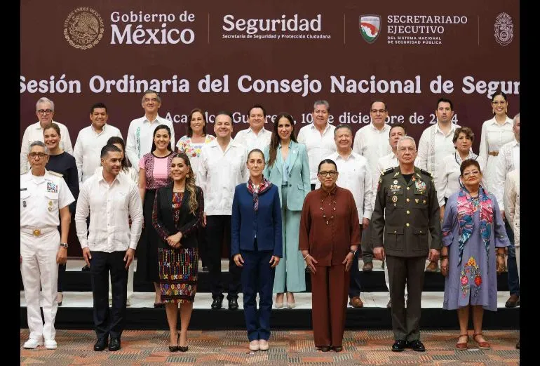 Un grupo de personas se encuentra frente a un fondo con logotipos gubernamentales y texto sobre una reuniÃ³n de seguridad nacional en MÃ©xico.