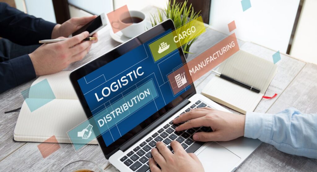 Dos personas trabajan en una mesa con una computadora portÃ¡til que muestra palabras relacionadas con la IA y la logÃ­stica: logÃ­stica, distribuciÃ³n, carga, fabricaciÃ³n. Aprovechando la inteligencia artificial para obtener soluciones eficientes, hay papeles dispersos alrededor de una taza y una planta cercana.