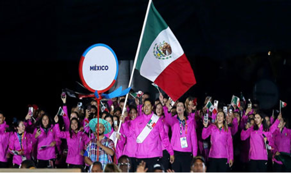 Un grupo de personas sosteniendo banderas mexicanas en los juegos olÃ­mpicos.