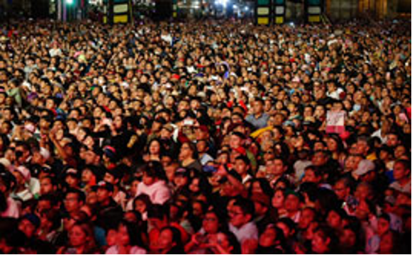 Una multitud de personas en un concierto.