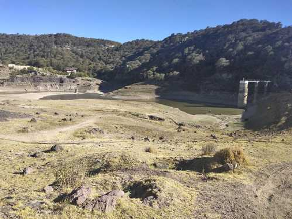 Una presa en un valle.