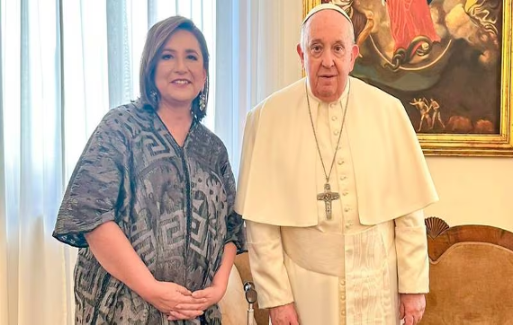 Una mujer y un Papa uno al lado del otro.
