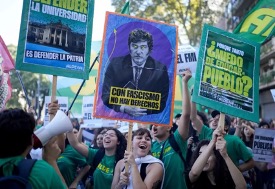 Manifestantes con carteles y pancartas durante una manifestaciÃ³n, uno de los cuales mostraba de manera destacada el mensaje "con fascismo no hay derechos".