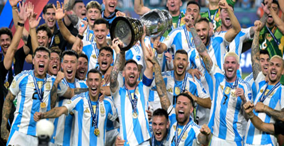 Un equipo de fútbol con camisetas a rayas azules y blancas celebrando con medallas y un trofeo en alto.