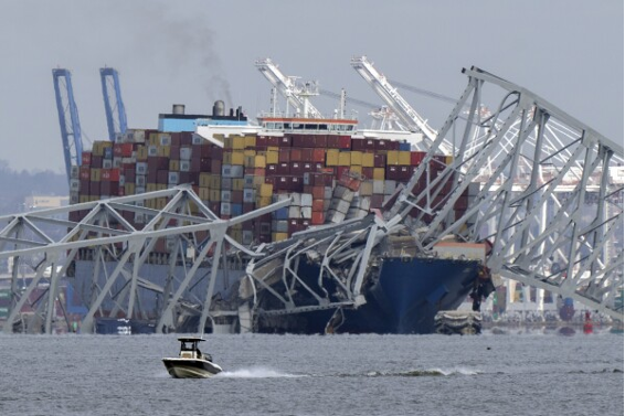 Un carguero choca contra un puente metálico, provocando el colapso estructural.