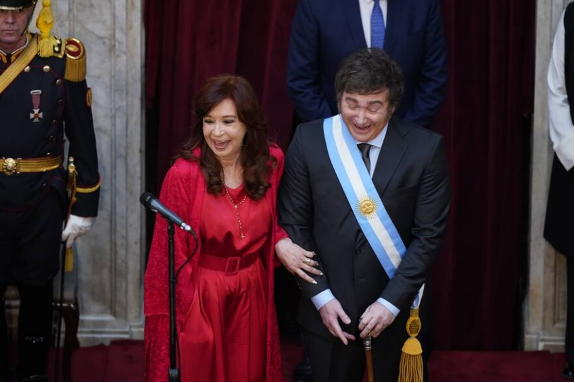 Un hombre y una mujer parados uno al lado del otro en una ceremonia.