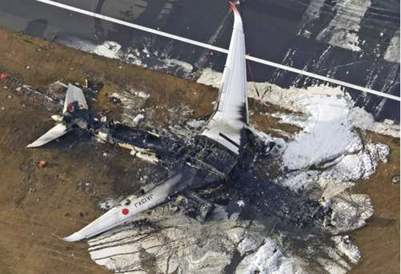 Una vista aérea de un avión que ha sido destruido.