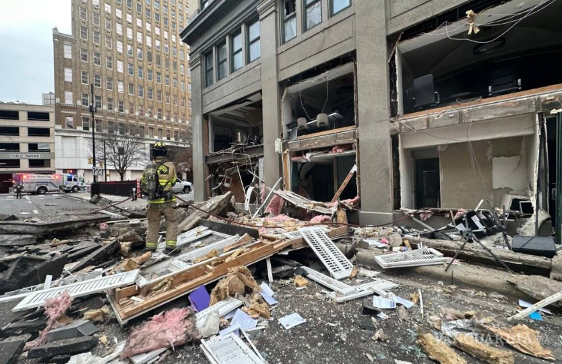 Un bombero se encuentra frente a un edificio destruido.