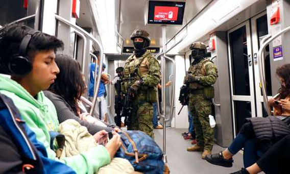 Un grupo de personas está sentada en un tren con soldados.