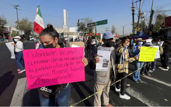 Un grupo de personas con carteles en una calle.
