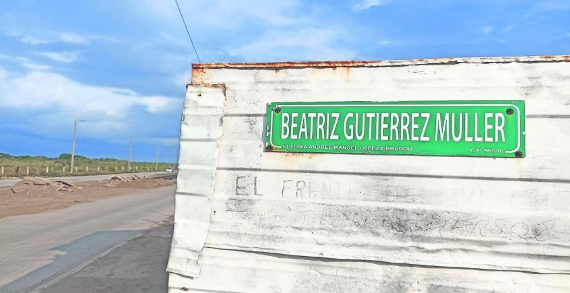 Un cartel al costado de una carretera que dice beto guerrero muller.