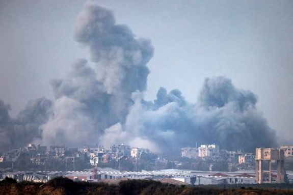 Una columna de humo se eleva desde una ciudad de Siria.