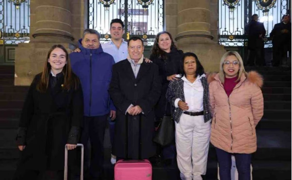 Un grupo de personas posando para una fotografía frente a un edificio.