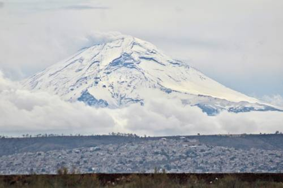 Desde la carretera se ve una montaña cubierta de nieve.