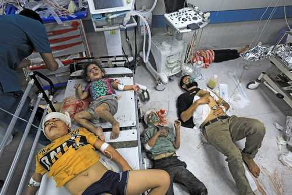 Un grupo de personas acostadas en una cama en un hospital.