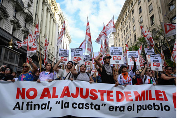 Un grupo de personas sostiene una pancarta que dice no aljustice de miles.