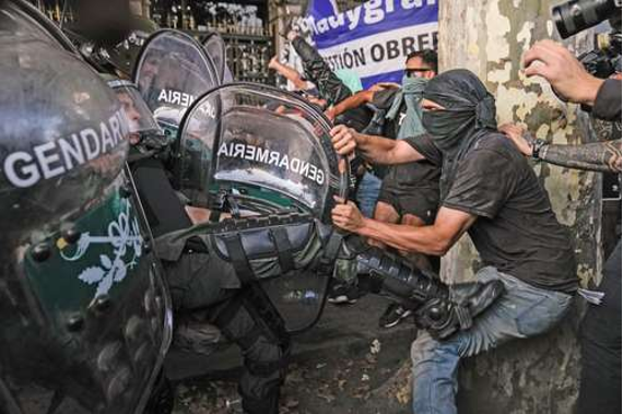 Un grupo de policías retiene a un manifestante.