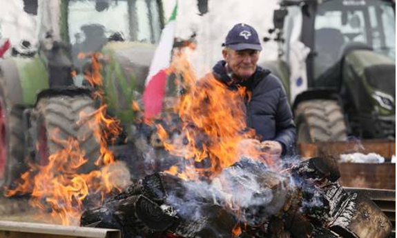 Un hombre parado junto al fuego.