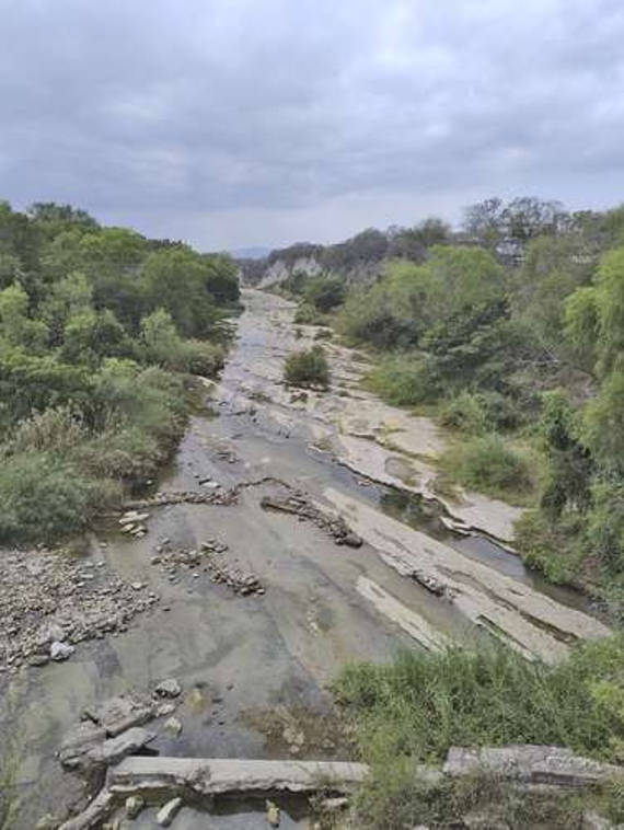 Una vista aérea de un rÃo en medio de un bosque.