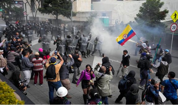 Un grupo de personas se encuentra protestando en una ciudad de venezuela.