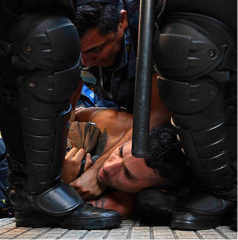 Un hombre está siendo retenido por la policía en brasil.