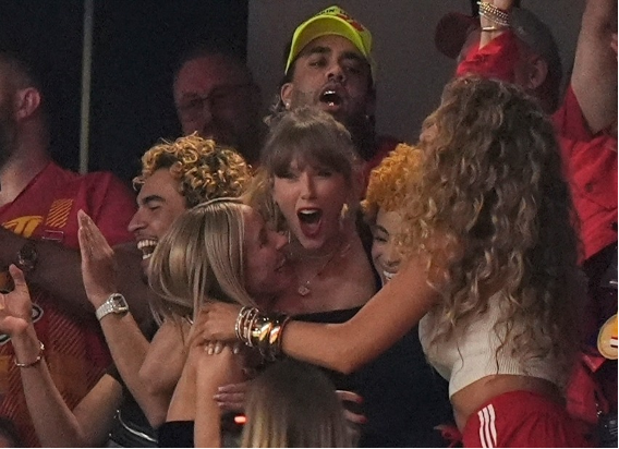 Taylor swift y sus amigos en un partido de fútbol.