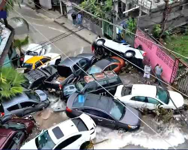 TORRENCIAL LLUVIA ARRASTRÃ AUTOS EN NL; 3 MUERTOS
LA JORNADA
